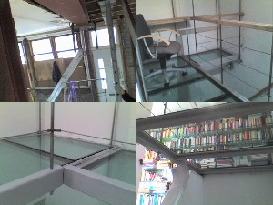 Vide van glas en staal, bevestigd aan het plafond